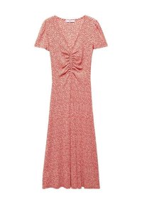 Robe midi rouge avec manches courtes, détail froncé sur le devant et petit motif de points blancs dispersés.
