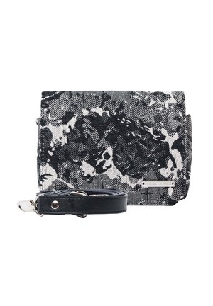Zwart-wit rechthoekige clutch met een bloemenpatroon, voorzien van een afneembare zwarte leren band en zilverkleurige details.