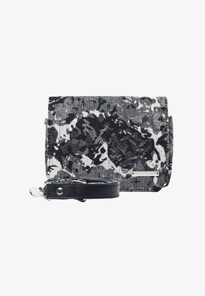 Bolso de mano rectangular con estampado floral en blanco y negro, con una correa de cuero negro desmontable y herrajes plateados.