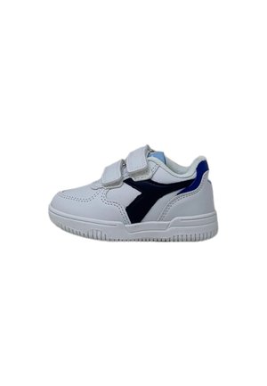 Witte sportschoen met een marineblauw accent, klittenbandsluitingen, een textuur van rubberen zool en een ronde neusvorm.