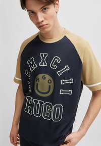 HUGO NACAMOS - Print T-shirt - dark blue five