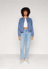 ONLY ONLMINNA OVERSIZE JACKET - Bomber stiliaus striukė - vintage indigo detail/blissful blue