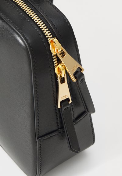 N°21 BAULETTO MIDI VITELLO - Käsilaukku - black