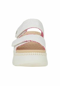 Infradito bianche con più cinturini regolabili, superficie testurizzata, cuciture rosa e una suola di supporto. Accentuate da un dettaglio metallico circolare.