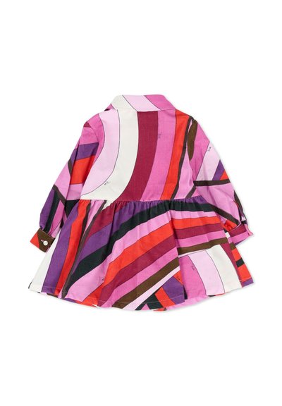 Abito colorato con maniche lunghe, colletto e gonna svasata con strisce multicolori in tonalità di rosa, rosso, viola e marrone.
