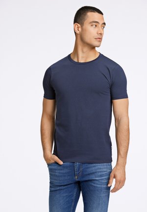 Navyblauw T-shirt met korte mouwen en een ronde hals, gemaakt van katoen. Slank model en een gladde textuur. Draag het met blauwe jeans.