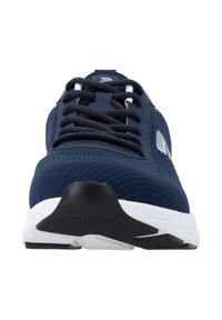 Chaussure de course en mesh bleu marine avec semelle noire et blanche, lacets noirs et logo blanc sur le côté, vue de face.