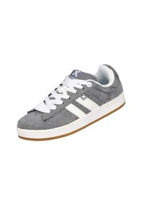 Zapatilla de ante gris con cordones blancos y tres rayas blancas. Cuenta con una suela de goma y un collar acolchado para mayor comodidad.