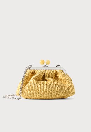 Mała żółta pleciona torebka z srebrną ramą, dwoma żółtymi kulkowymi zapięciami i srebrnym łańcuszkiem na białym tle.