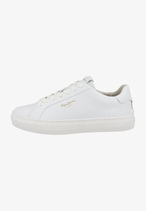 Hvide sneakers med en glat overflade, der har flade snørebånd, en rund tå og subtil branding i guld. Gummisål med mønstret greb.