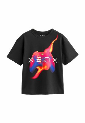 Schwarzes T-Shirt mit kurzen Ärmeln, das ein farbenfrohes Grafikdesign eines Xbox-Controllers mit Flammenmotiven in Rot, Orange und Blau zeigt.