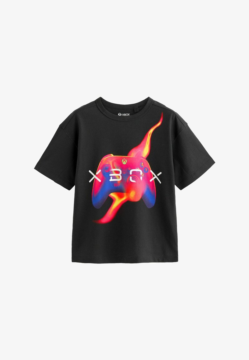 Melns īsās piedurknēs t-krekls ar krāsainu grafiku, kurā attēlots Xbox kontrollers ar liesmojošiem motīviem sarkanā, oranžā un zilā krāsā.