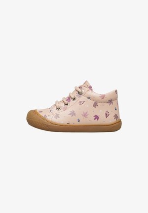 Chaussures montantes en cuir rose doux, avec un motif de feuilles en violet et bleu, dotées d'une semelle en caoutchouc et d'accents beige.