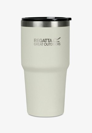 Podróżny kubek izolowany w kolorze ecru z czarną pokrywką, stalową obręczą i logo "Regatta Great Outdoors" z przodu.
