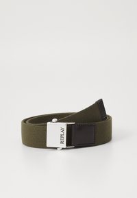 Cintura in tessuto verde oliva con una fibbia metallica argentata che presenta il logo "REPLAY", e un accento in pelle nera all'estremità.