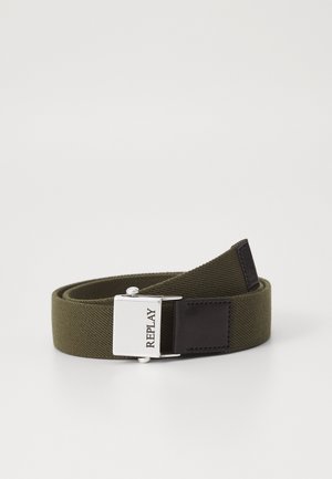 Cintura in tessuto verde oliva con una fibbia metallica argentata che presenta il logo "REPLAY", e un accento in pelle nera all'estremità.
