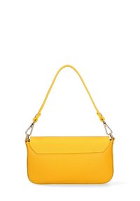 Borsa a mano in pelle gialla con forma rettangolare strutturata, dotata di una tracolla corta e chiusura a pattina. Texture liscia, senza motivi visibili.