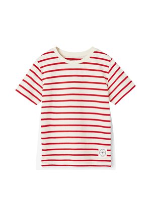 Weißes T-Shirt mit kurzen Ärmeln, horizontalen roten Streifen und einem kleinen runden Logopatch nahe dem unteren Saum auf der Vorderseite.