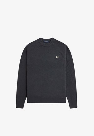 Maglione a costine grigio scuro con collo rotondo e maniche raglan. Presenta un piccolo logo ricamato sul petto a sinistra.