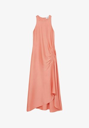 Varrukaeteta A-line kleit korallivärvi kangast, millel on külgruššeering ja asümmeetriline hem. Sile tekstuur kerge sädeleva pinnaga ning taga võtmekujuline avaus.