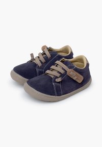 Scarpe scure in suede blu con lacci beige, una fodera interna di un beige chiaro, suole in gomma e una piccola etichetta in pelle sul lato.
