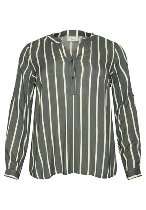 Blusa verde con rayas verticales blancas, mangas largas, cuello abotonado y un corte relajado. Tejido suave y ligero con una textura lisa.
