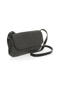 Sort clutch taske med en dekoreret nitterdesign, der har en glat læderrem og en klaplukning for sikker adgang.