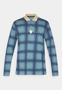 Μπλούζα Polo Nike Golf με μακριά μανίκια σε μπλε gradient με σχέδιο καρό, διαθέτει μπεζ γιακά και λογότυπο σε λευκό χρώμα στο ύψος του στήθους.