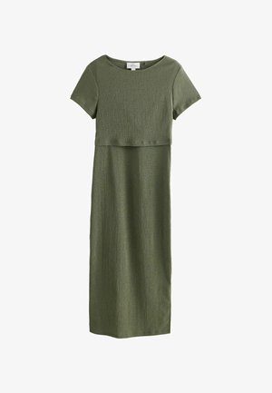 Robe de maternité texturée vert olive avec manches courtes, encolure ronde et détail corsage superposé, longueur genou.