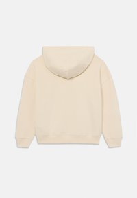 Felpa con cappuccio color crema, dal taglio comodo, con polsini e orlo ribattuti e un tessuto morbido e testurizzato. La vista posteriore mostra un design semplice.