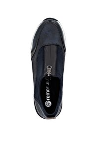 Chaussure noire à enfiler avec fermeture éclair centrale, détails en suède et cuir verni, et panneau de talon texturé, vue de dessus.