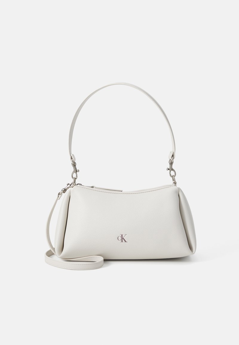 Λευκή τσάντα ώμου από τεχνητό δέρμα με δομημένο σχέδιο, διαθέτει φερμουάρ στο επάνω μέρος και αποσπώμενο ιμάντα ώμου. Λεπτομέρεια με λογότυπο μονόγραμμα.