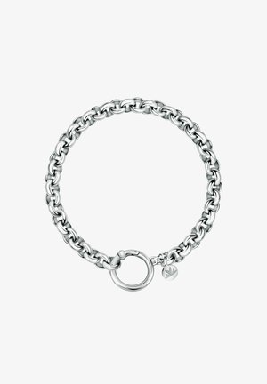 Bracciale in metallo argento con maglie spesse, chiusura rotonda e un piccolo ciondolo circolare con un design a foglia. Texture liscia e lucida.