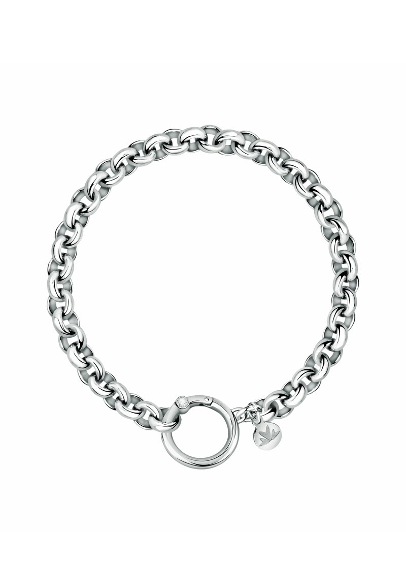 Bracciale in metallo argento con maglie spesse, chiusura rotonda e un piccolo ciondolo circolare con un design a foglia. Texture liscia e lucida.