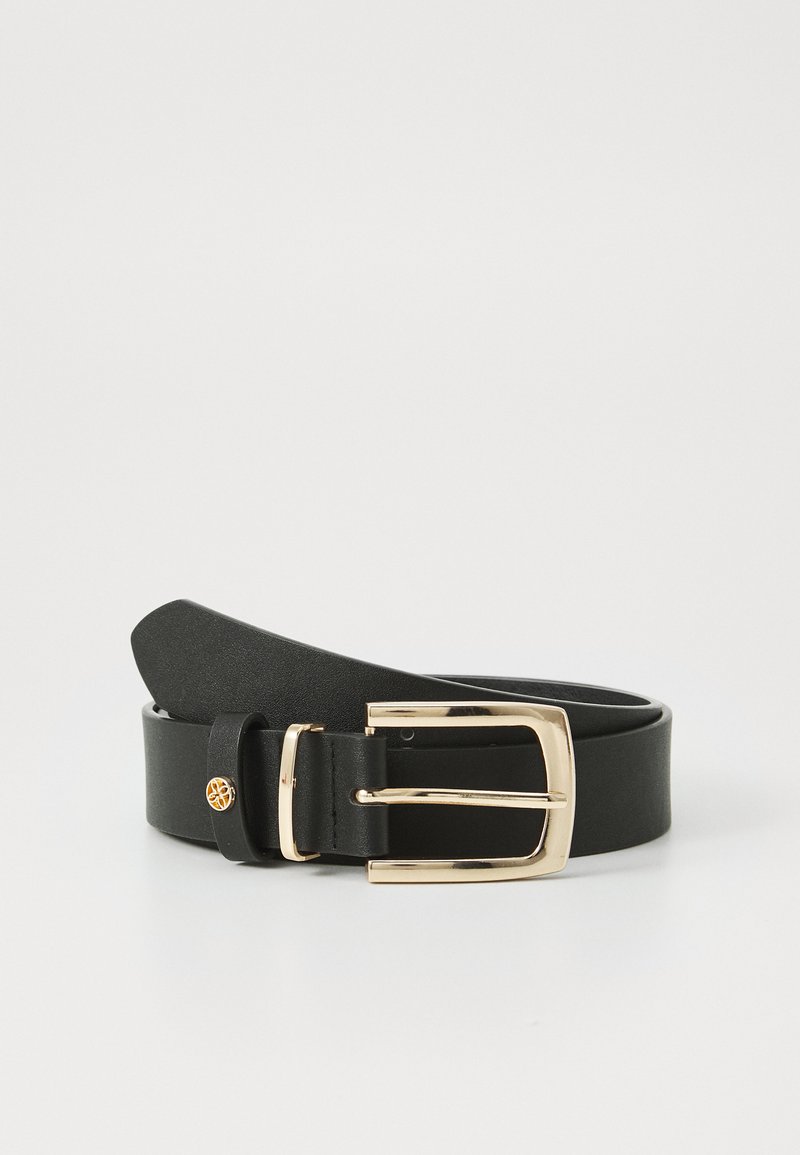 Ceinture en cuir noir avec une boucle en métal doré et un petit accent décoratif doré près de la boucle. Texture lisse, design simple.