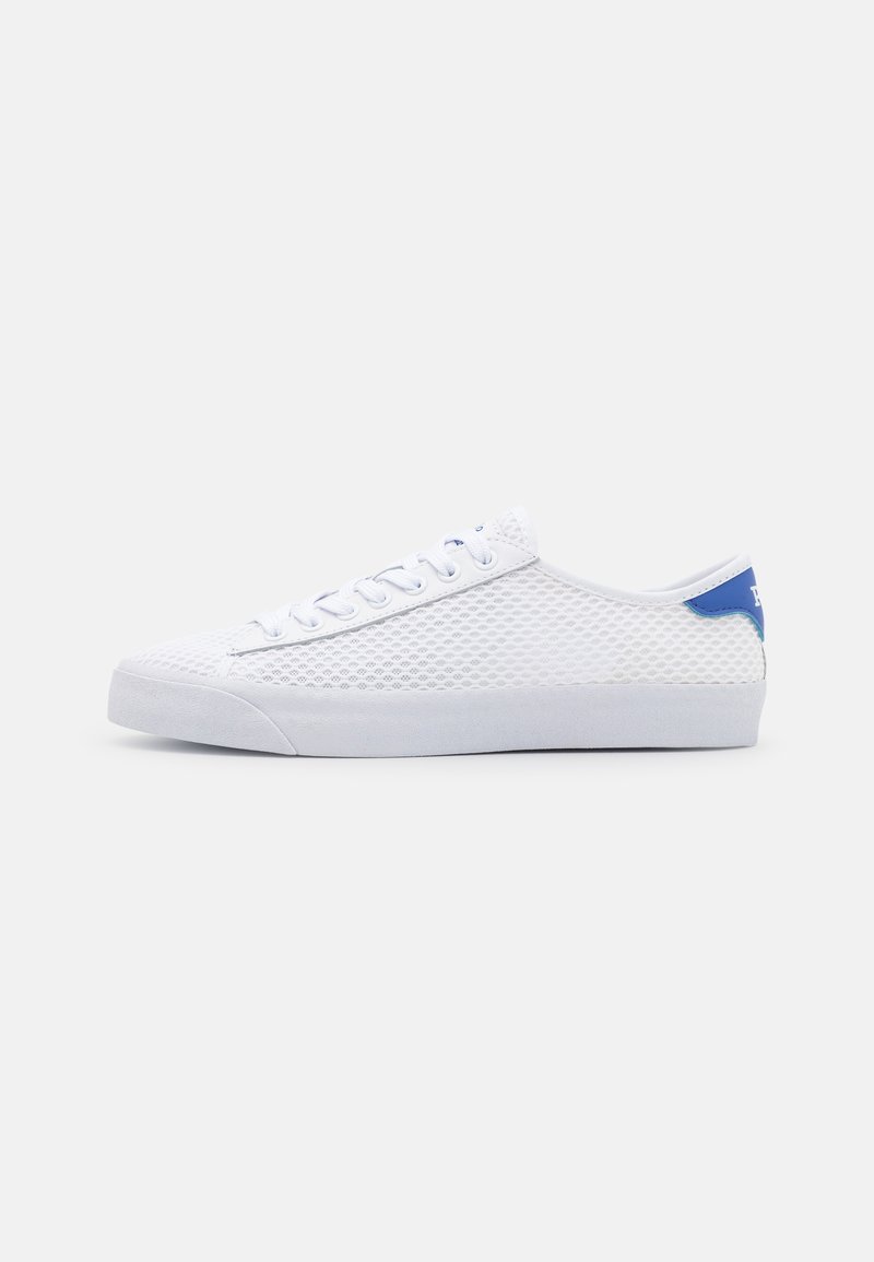 Sapatilhas brancas em rede com um design texturizado, detalhe azul no calcanhar e sola branca plana. Apresentam atacadores redondos e um estilo minimalista.