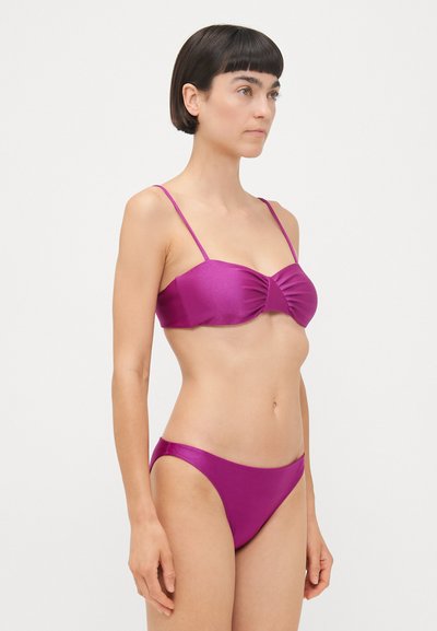 Lilla bikiniset med en vriden frontdesign och tunna justerbare stropper. Stoffet ser glansfullt ut med en glatt tekstur.