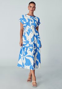 Duga plava i bijela haljina s cvjetnim uzorkom, kratkim rukavima, kopčanjem sprijeda, elastičnim strukom i suknjom do članaka. Teksturirani materijal.