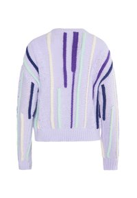 Lila Strickpullover mit cropped Design, ausgestattet mit vertikalen, farbigen Streifen in Lila, Petrol und Creme. Strukturierte, gerippte Saumabschlüsse.