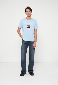 Tommy Hilfiger EMBRO FLAG TEE - Apdrukāts T-krekls - well water
