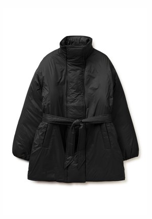 Chaqueta de plumas negra con cuello alto, mangas largas, bolsillos frontales y un cinturón atado en la cintura contra un fondo blanco.