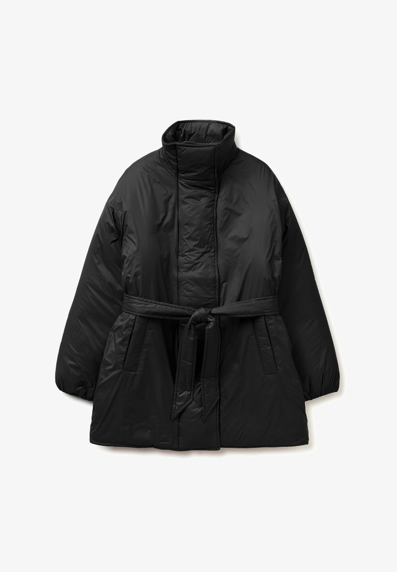 Černá péřová bunda s vysokým límcem, dlouhými rukávy, předními kapsami a zavázaným opaskem v pase na bílém pozadí.