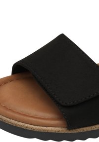 Sandalo nero con una larga fascia superiore in tessuto morbido, plantare color corda, suola strutturata e dettagli di cucitura sottili.