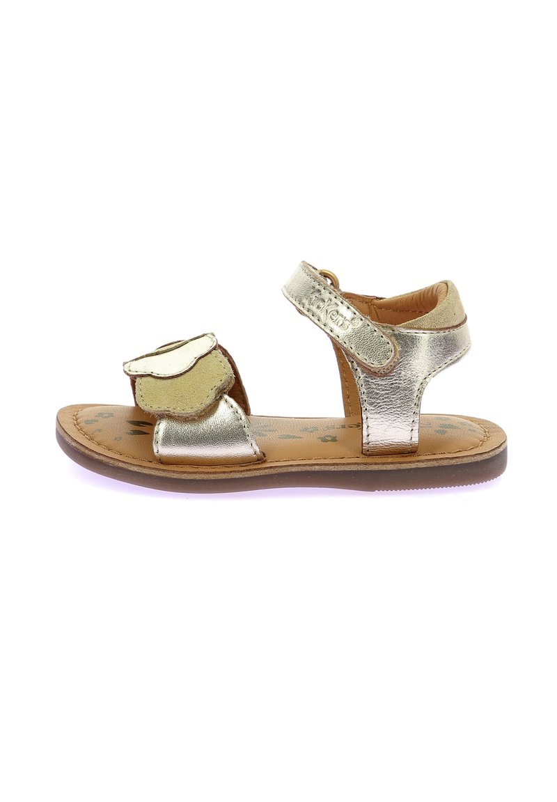 Sandalias metálicas doradas con dos correas y un acento decorativo de flor. Cierre de Velcro ajustable y plantilla texturizada marrón.