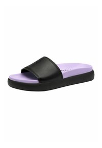 Svart slide-sandal med ett brett rem av slätt material. Innersulan är ljuslila och placerad på en svart, texturerad sula.