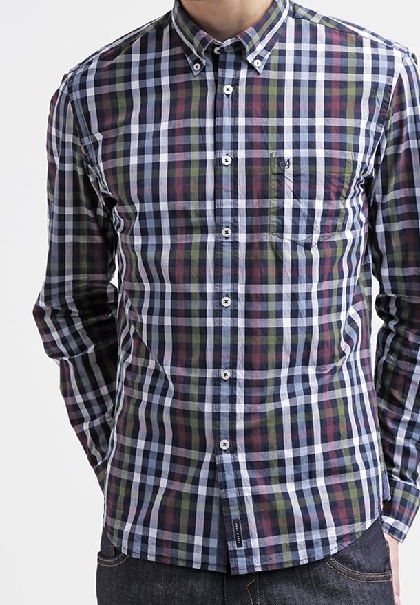 Langärmliges kariertes Hemd in Marineblau, Grün, Rot und Weiß; mit einem Button-Down-Kragen, einer Brusttasche und weißen Knöpfen.
