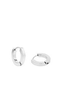 Orecchini a cerchio in argento con un design geometrico piatto. Presentano una chiusura a cerniera e una superficie liscia e lucida. Hanno una forma circolare e moderna.