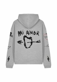 Felpa grigia con cappuccio e grafiche nere che includono "Mi Amor", un cuore, frecce, teschi e fulmini sulle maniche. Texture del tessuto morbida.