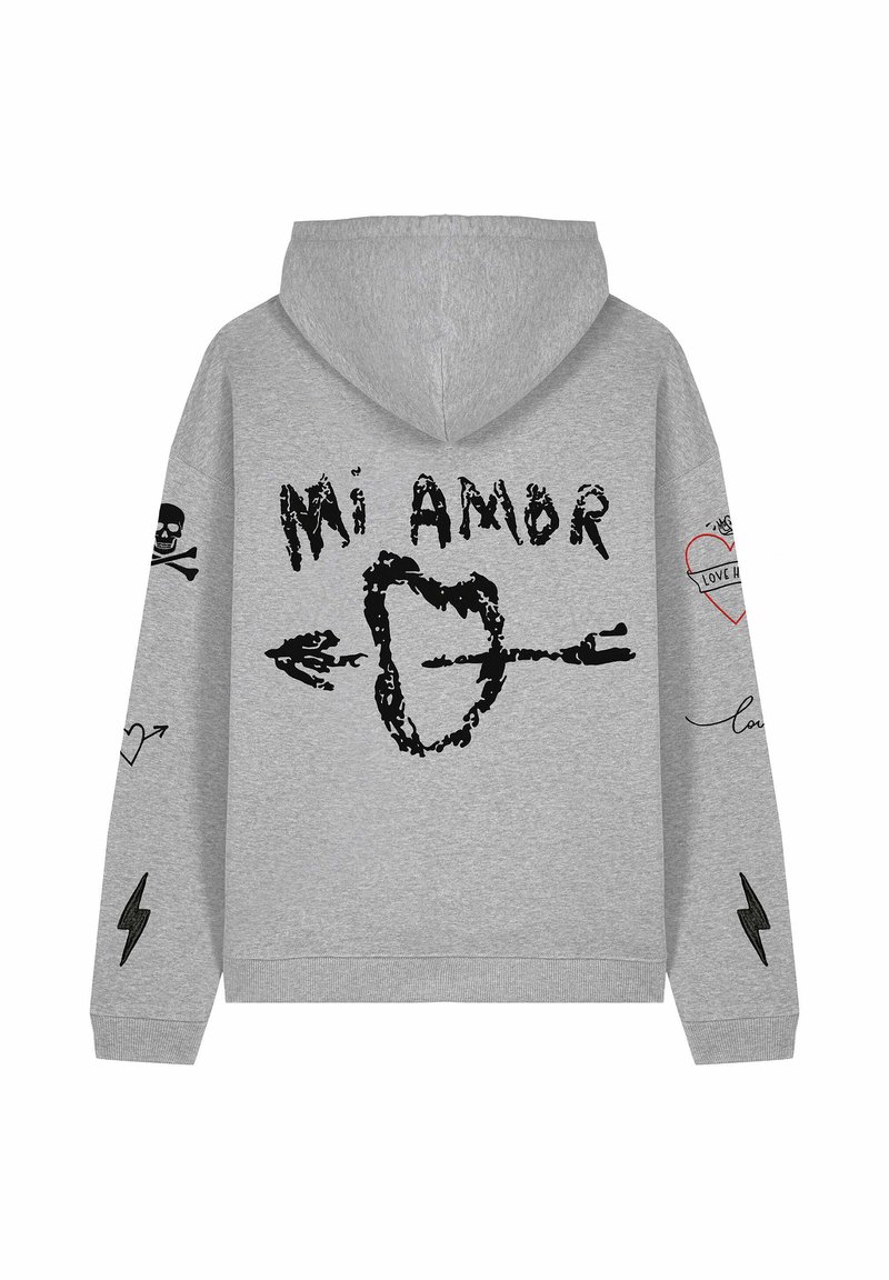 Felpa grigia con cappuccio e grafiche nere che includono "Mi Amor", un cuore, frecce, teschi e fulmini sulle maniche. Texture del tessuto morbida.