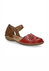 Scarpa rossa in pelle con design floreale intagliato, cinturino alla caviglia in pelle marrone, forma curva e suola marrone testurizzata.